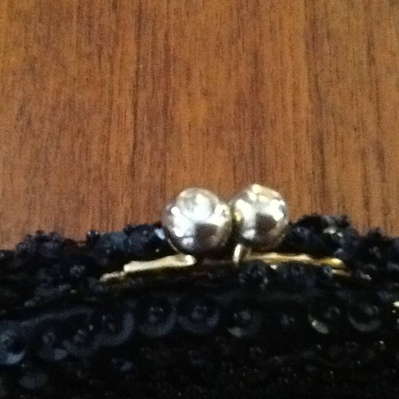 Elegant black satin bag covered in sequins and beads - Picture 3 of 5